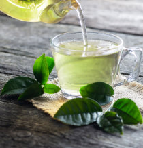 El té de hoja verde para cortar la grasa